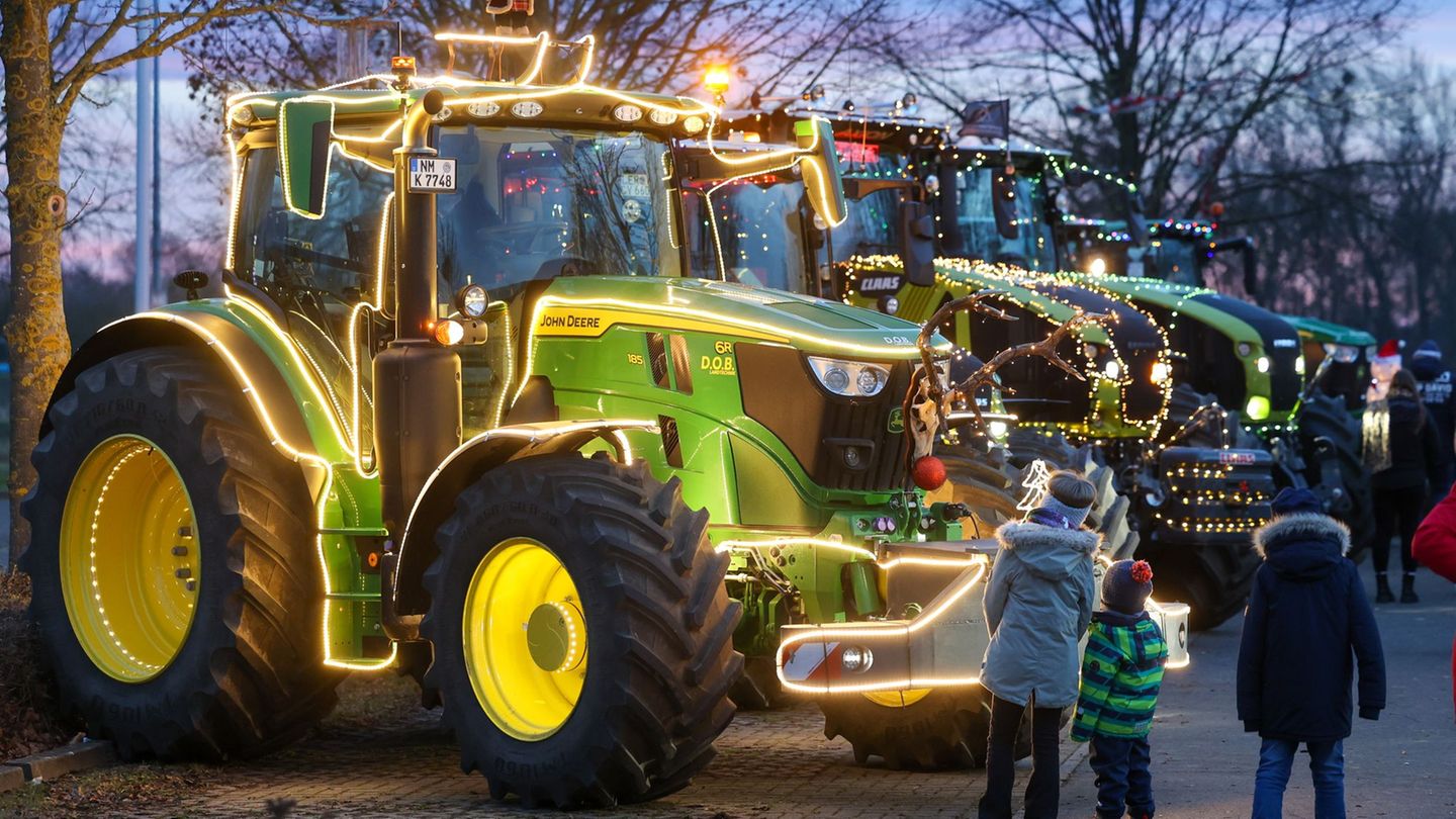 Mit der Lichterfahrt wollen die Landwirte für einen guten Zweck Geld sammeln. (Archivbild) Foto: Peter Gercke/dpa-Zentralbild/dp