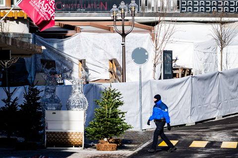 Die betroffene Bar ist wegen der Ermittlungen abgesperrt. Foto: Jean-Christophe Bott/KEYSTONE/dpa