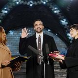 New York City, USA. Zohran Mamdani (M.) wird bei einer Zeremonie in der U-Bahn-Station Old City Hall von der Generalstaatsanwältin des Staates New York, Letitia James (l.), vereidigt. Dabei legt der 34-Jährige die Hand auf einen Koran, den seine Frau Rama Duwaji (r.) hält. Der in Uganda geborene Mamdani wird der erste muslimische Bürgermeister der Metropole
