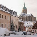 Annaberg-Buchholz, Sachsen. Eiskalter Start ins neue Jahr: Silvesterfeierende erlebten nach der Partynacht ihr weißes Wunder. Gehwege und Einfahrten waren von 35 Zentimeter Schnee bedeckt, Fahrzeuge begraben. Am besten, man bleibt hier heute einfach im Bett und genießt den Blick aus dem Fenster