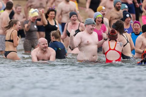 Bei Temperaturen knapp über dem Gefrierpunkt sind bei einem Neujahrsschwimmen in Wesel rund 250 Unerschrockene in den Auesee geg