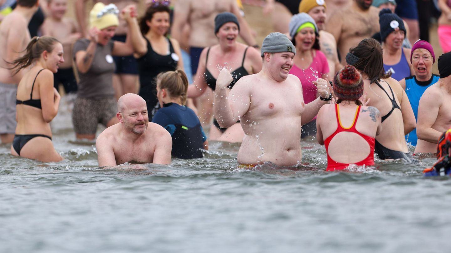 Bei Temperaturen knapp über dem Gefrierpunkt sind bei einem Neujahrsschwimmen in Wesel rund 250 Unerschrockene in den Auesee geg
