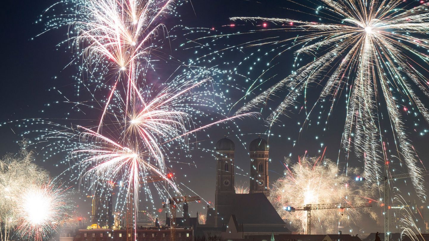 In der Silvesternacht beschäftigten viele Brände die Einsatzkräfte von Polizei und Feuerwehr. Foto: Peter Kneffel/dpa