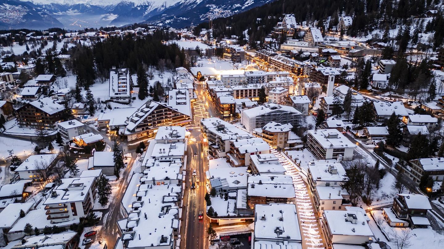 Der Ferienort Crans-Montana liegt auf einem Plateau mit Blick auf das Rhonetal