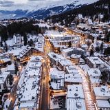 Der Ferienort Crans-Montana liegt auf einem Plateau mit Blick auf das Rhonetal
