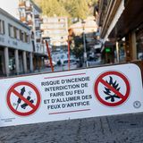 Feuerwerkskörper waren in der Nähe der Bar wegen Brandgefahr wohl verboten, wie dieses Banner zeigt