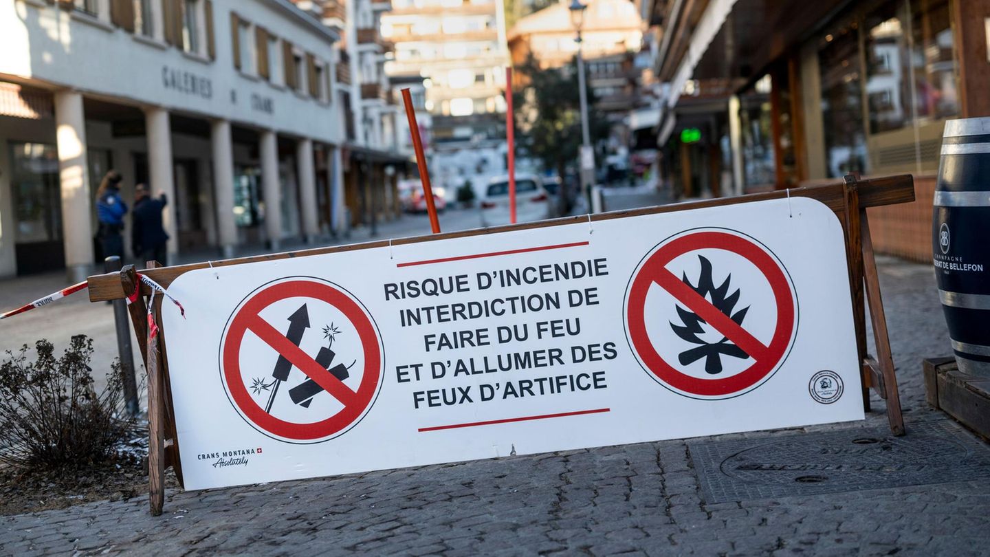 Feuerwerkskörper waren in der Nähe der Bar wegen Brandgefahr wohl verboten, wie dieses Banner zeigt