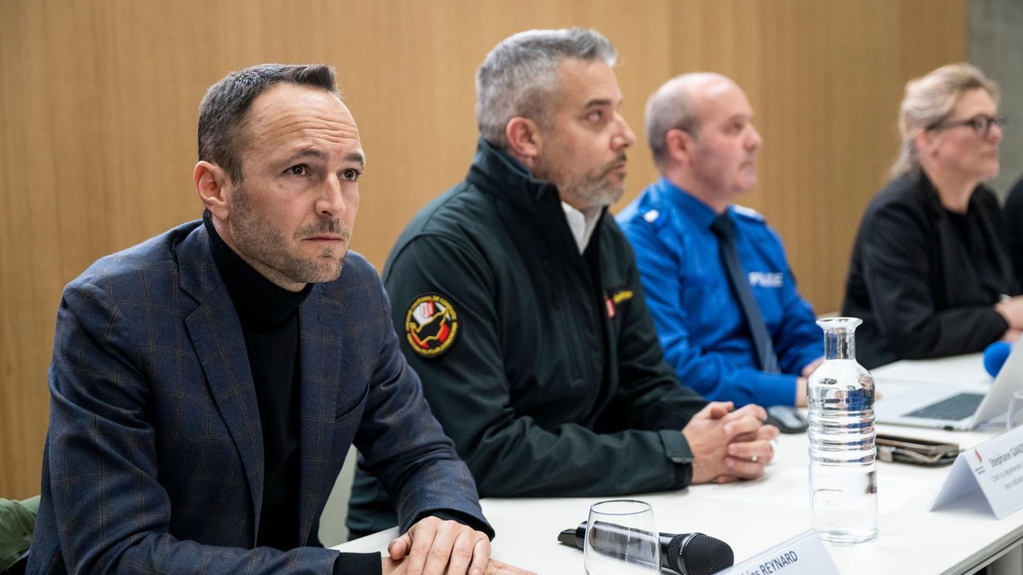 Pressekonferenz nach dem Vorfall in der Schweizer Bar