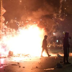 In Leipzig-Connewitz brennt Unrat auf der Straße. Foto: Sebastian Willnow/dpa