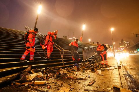 Rund 80 Mitarbeiter der Stadtreinigung waren in der Nacht und am Neujahrsmorgen tätig. Foto: Christian Charisius/dpa