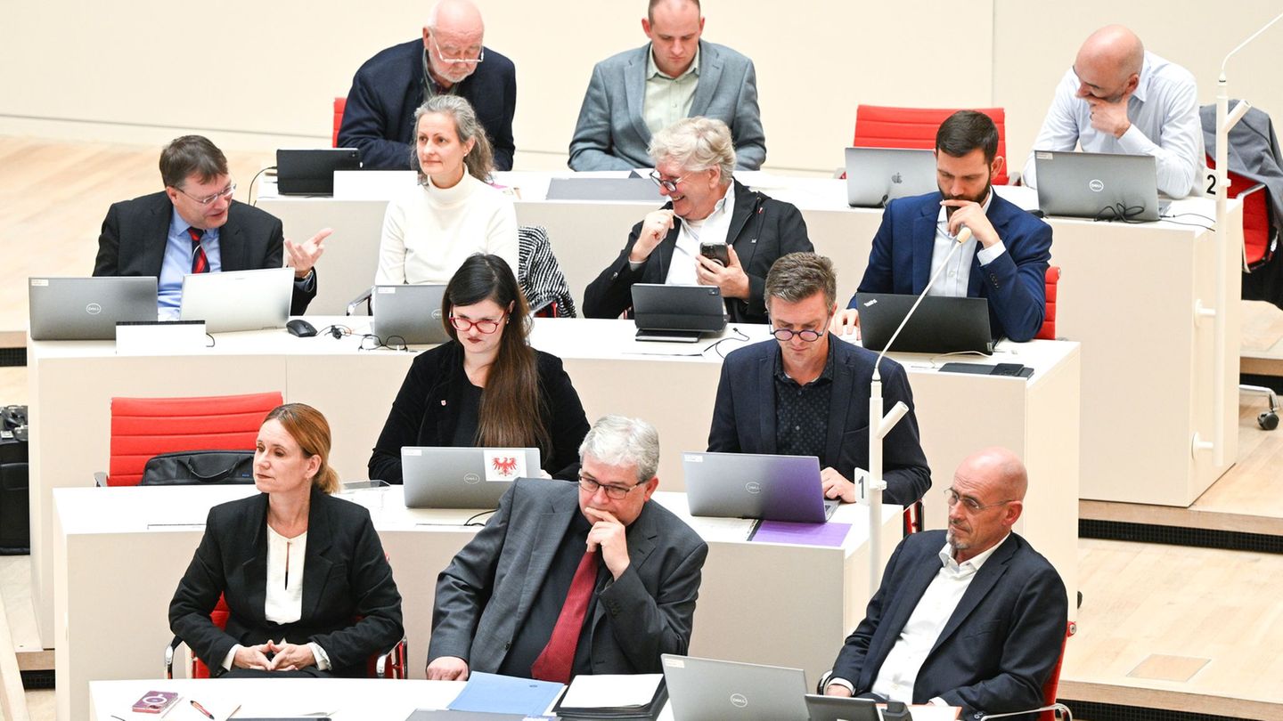 Die BSW-Fraktionsspitze im Brandenburger Landtag will sich mit der Forderung der SPD nach einer Zusicherung der Treue zur Koalit