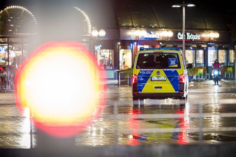 Auch in Niedersachsen – hier in Hannover – hatte die Polizei zum Jahreswechsel wieder viel zu tun. Foto: Moritz Frankenberg/dpa