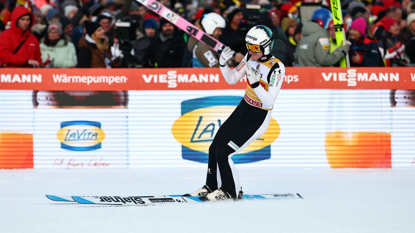 Siegt souverän in Garmisch: Domen Prevc. Foto: Daniel Karmann/dpa
