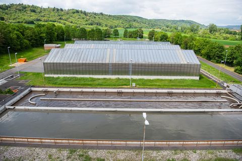 Der Tote trieb nach Angaben der Polizei in einem Klärschlammbecken. (Symbolbild) Foto: Nicolas Armer/dpa
