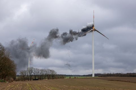 Dunkle Rauchwolken schlagen aus dem Maschinenhaus der brennenden Anlage. (Handout) Foto: Claas Steinhauer/FF Ostheide /dpa
