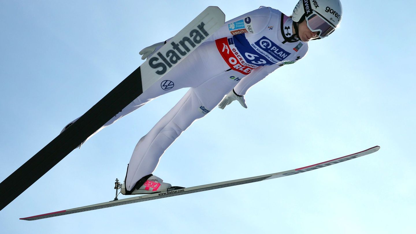 Nika Prevc springt in Oberstdorf. Foto: Karl-Josef Hildenbrand/dpa