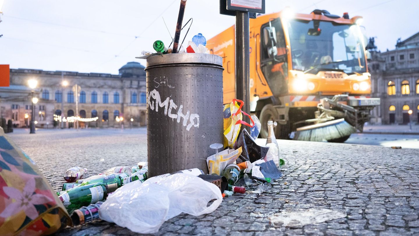 Die Stadtreinigung hatte mehrere Kehrmaschinen im Einsatz. Foto: Sebastian Kahnert/dpa