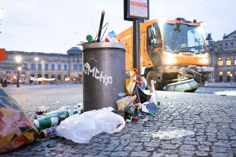 Die Stadtreinigung hatte mehrere Kehrmaschinen im Einsatz. Foto: Sebastian Kahnert/dpa