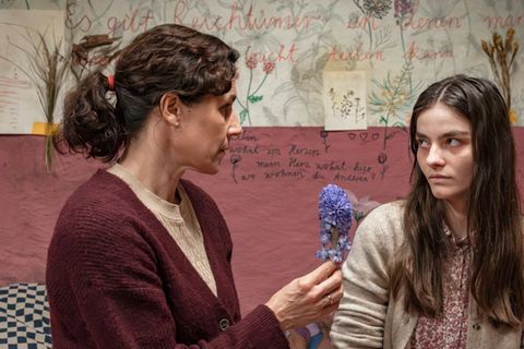 "Tatort: Nachtschatten": Jana (Emilie Neumeister) und ihre Mutter (Nina Kunzendorf).