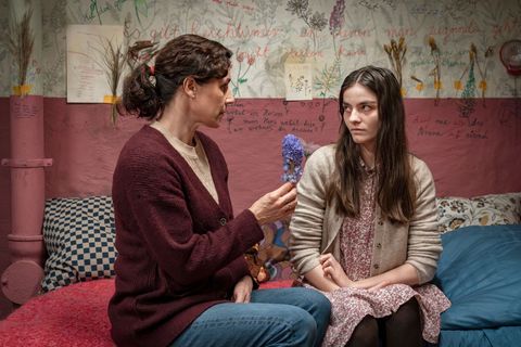 Amanda (Emilie Neumeister, rechts) verbrachte Jahre in Gefangenschaft. Was hat ihre Mutter (Nina Kunzendorf) damit zu tun?