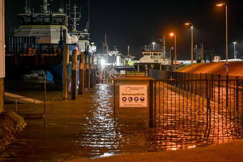 Die Pegel können in der Nacht auf Freitag bis zu zwei Meter über dem mittleren Hochwasser liegen. Foto: Lars Penning/dpa
