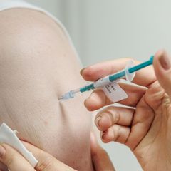 Eine Impfung gegen Gürtelrose wird ab 60 Jahren empfohlen. (Symbolbild) Foto: Markus Scholz/dpa