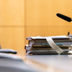 Mordprozesse stellen Gerichte und Angehörige vor große Herausforderungen. (Symbolbild) Foto: Silas Stein/dpa