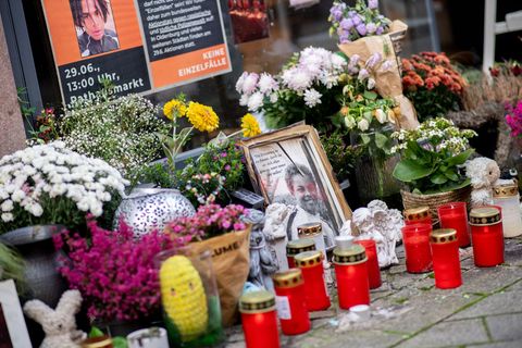 Kerzen und Blumen erinnern am Tatort an Lorenz. (Archivbild) Foto: Hauke-Christian Dittrich/dpa