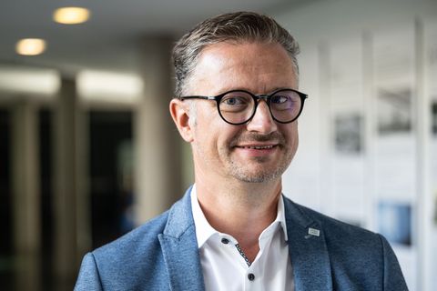 Thüringens Bildungsminister Christian Tischner (CDU) will angehende Lehrerinnen und Lehrer an Regionen binden, wo sie besonders