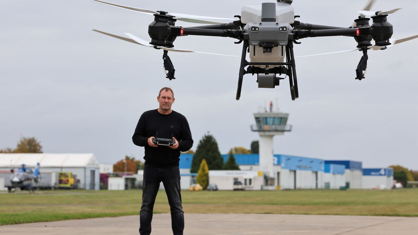 Peter Selig betreibt in Magdeburg eine Flugschule für Drohnen. (Archivbild) Foto: Peter Gercke/dpa