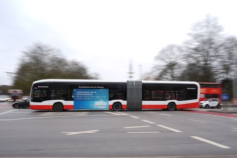 Ein Bus der Hochbahn fährt über die Kreuzung am Stephansplatz. (Archivbild) Foto: Marcus Brandt/dpa
