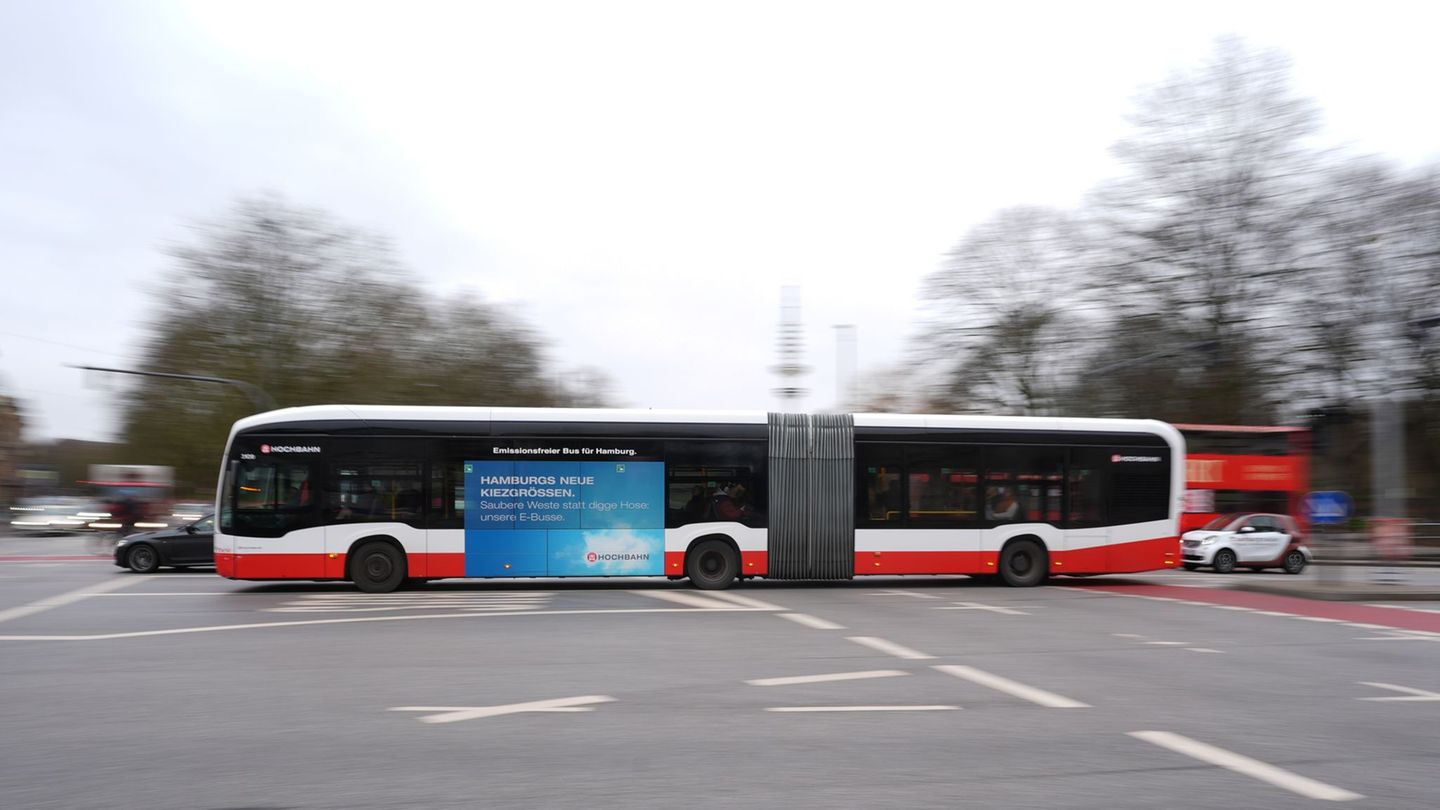 Ein Bus der Hochbahn fährt über die Kreuzung am Stephansplatz. (Archivbild) Foto: Marcus Brandt/dpa