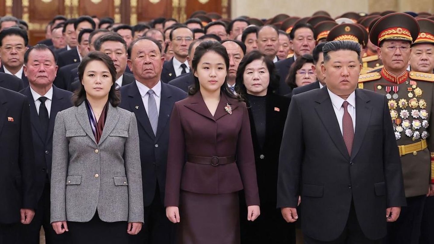 Nordkoreas Machthaber mit seiner Tochter im Mausoleum