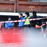 Sicherheitskräfte riegeln den Schauplatz des Brandes in Crans-Montana ab