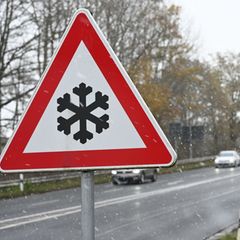 In Hessen bringt das Wetter am Wochenende Schnee, Glätte und Wind. (Symbolbild) Foto: Lars Penning/dpa