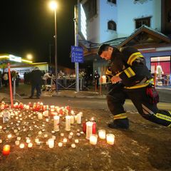 Blumen und Kerzen pflastern die unmittelbare Umgebung, wo sich das Silvesterunglück ereignete