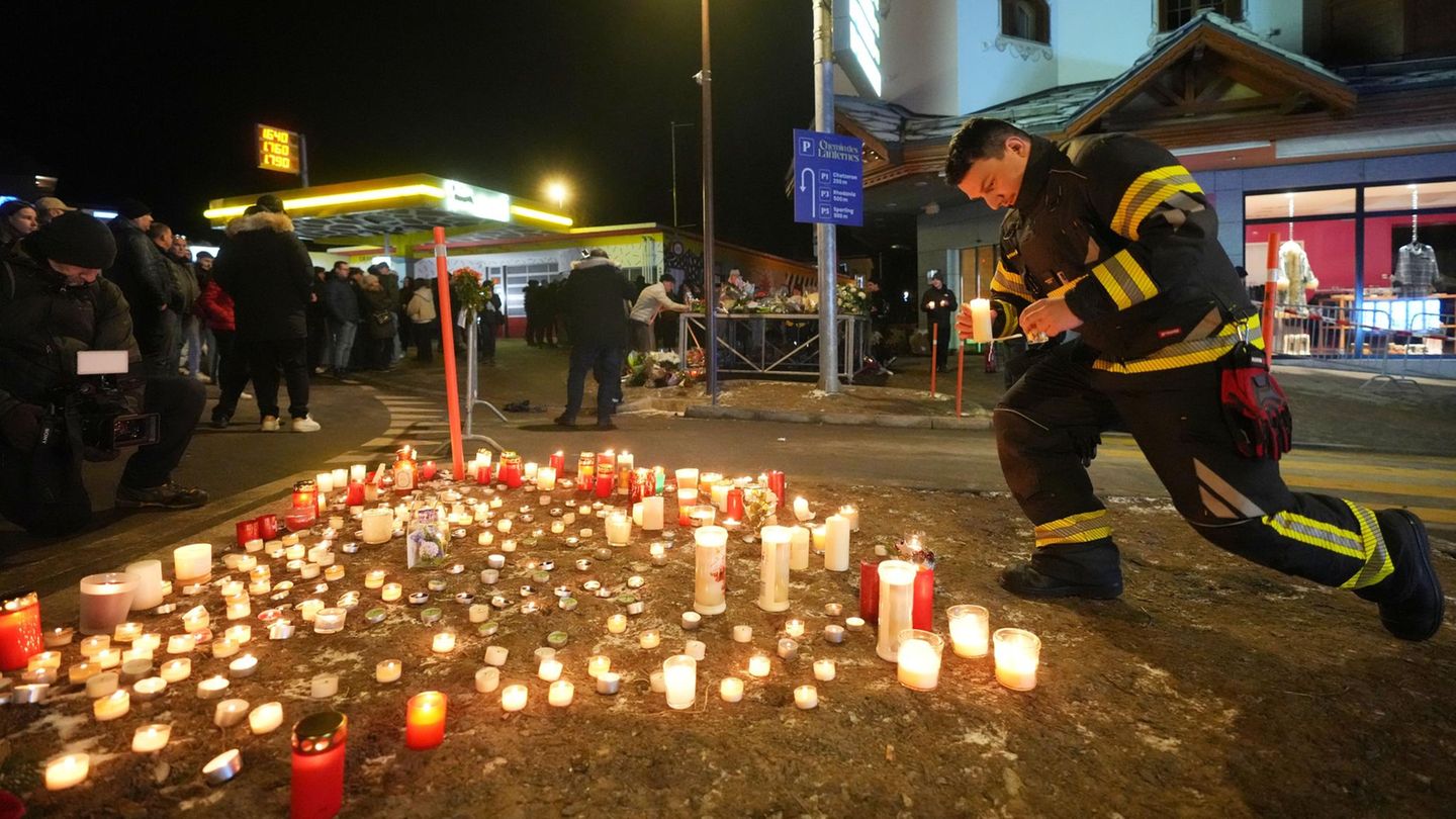 Blumen und Kerzen pflastern die unmittelbare Umgebung, wo sich das Silvesterunglück ereignete