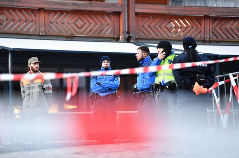 Sicherheitskräfte riegeln den Schauplatz des Brandes in der Bar "Le Constellation" im Skigebiet Crans-Montana ab