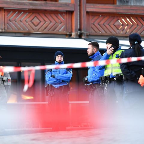 Sicherheitskräfte riegeln den Schauplatz des Brandes in der Bar "Le Constellation" im Skigebiet Crans-Montana ab