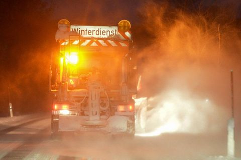 Der Winterdienst räumt bei diesem Wetter eine Straße