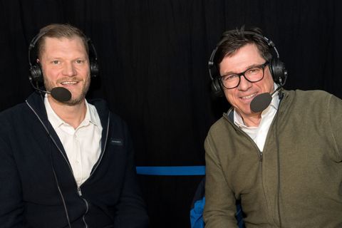 Reporter Florian Naß (rechts) präsentiert die Live-Übertragungen in der ARD gemeinsam mit dem Handball-WM-Torwart von 2007, Johannes Bitter.