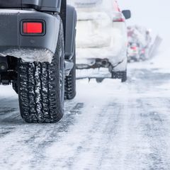 Autos im Schnee (Bild Warnungen Schnee Eis Glätte)