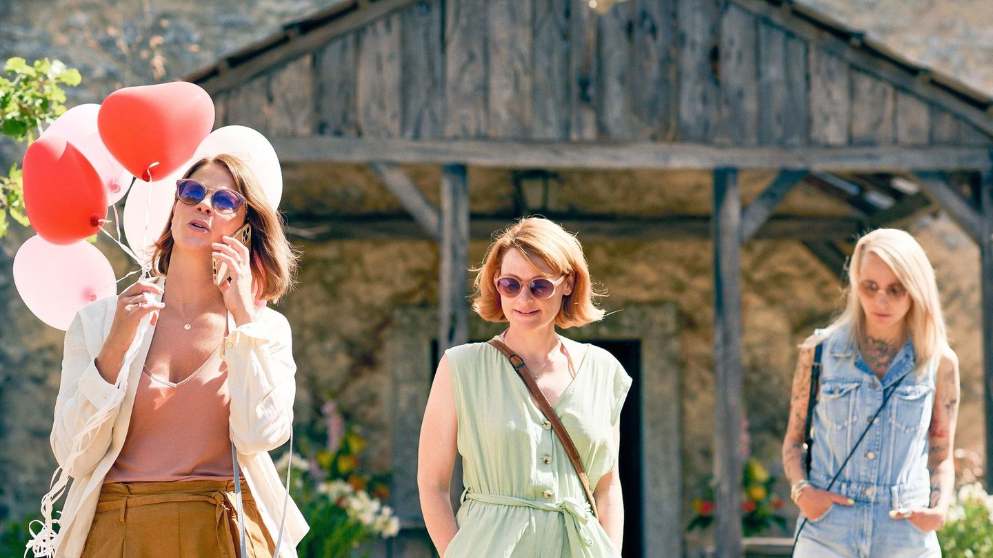 Die drei Jugendfreundinnen Lea (Jessica Schwarz, von links), Steffi (Julia Becker) und Toni (Petra Schmidt-Schaller) reisen gemeinsam nach Italien. Sie glauben, dass ihre Freundin Maja heiratet.