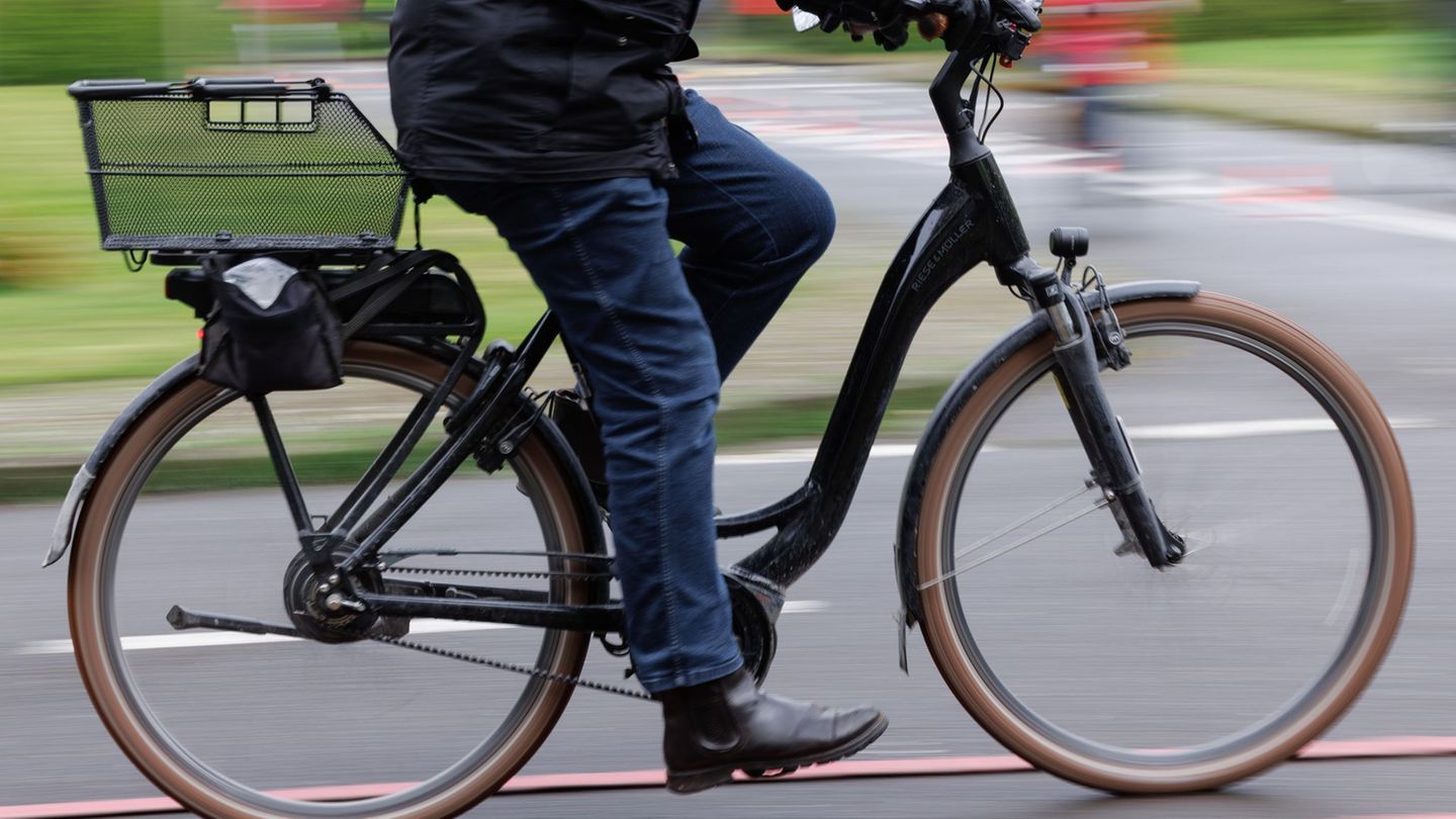 Unfall in Bremen-Nord: Pedelec-Fahrer stirbt nach Aufprall gegen Verkehrszeichen