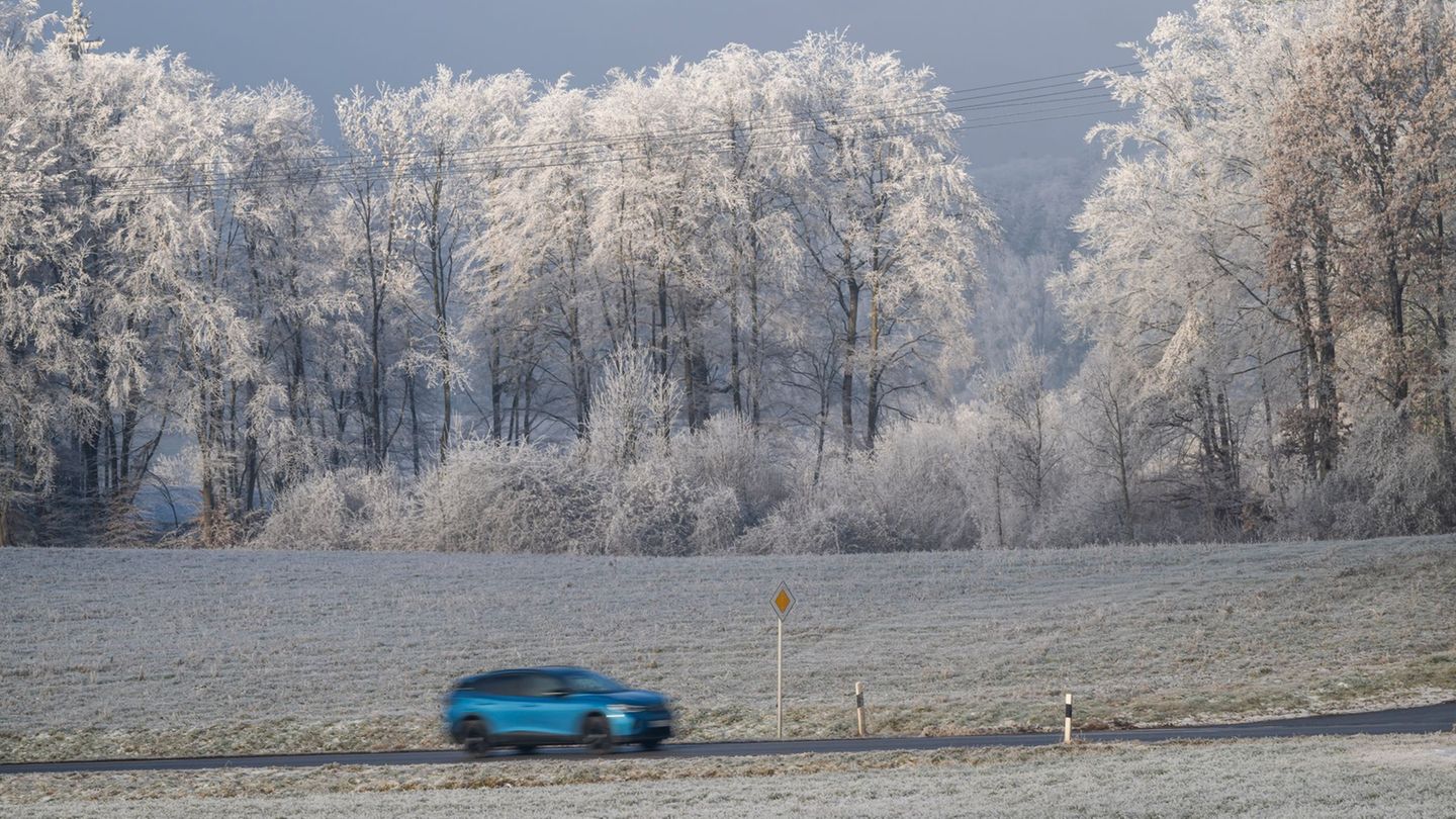 Verkehr: Schnee in Franken - Laster stehen quer, Busse fahren nicht