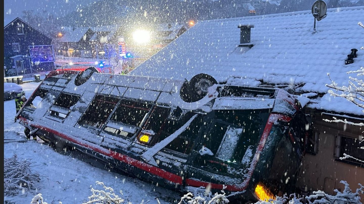 Weil sich der Bus mit dem Dach verkeilt hat, ist es für die Rettungskräfte aufwendig, ihn zu bergen. Foto: Polizei Oberbergische