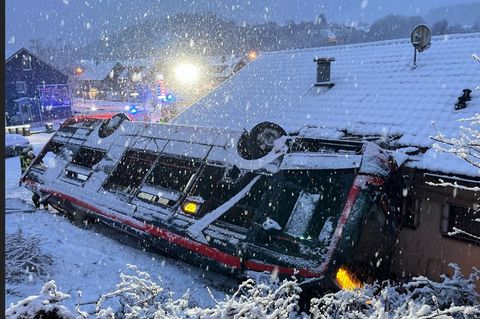 Weil sich der Bus mit dem Dach verkeilt hat, ist es für die Rettungskräfte aufwendig, ihn zu bergen. Foto: Polizei Oberbergische