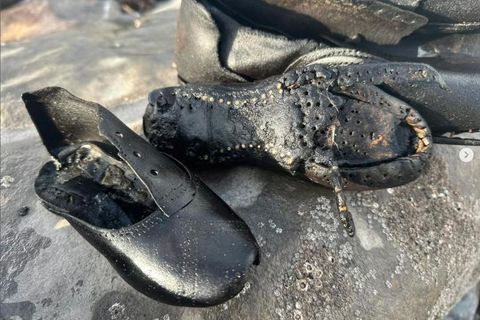 Das Foto von den angespülten Schuhen veröffentlichte die Beach Academy aus Wales auf Instagram