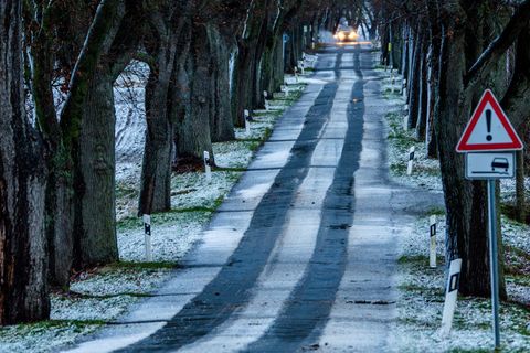 Winterliche Straßenverhältnisse herrschen in Teilen Mecklenburg-Vorpommerns am ersten Arbeitstag des neuen Jahres. Foto: Jens Bü