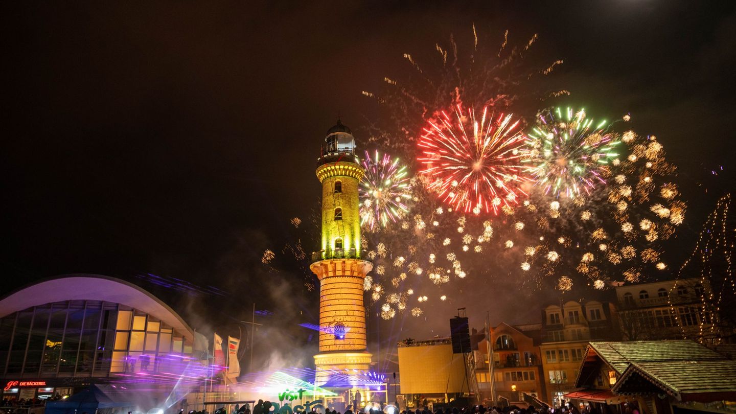 Showtime in Warnemünde: Zehtausende bei Warnemünder Turmleuchten - weniger Feuerwerk